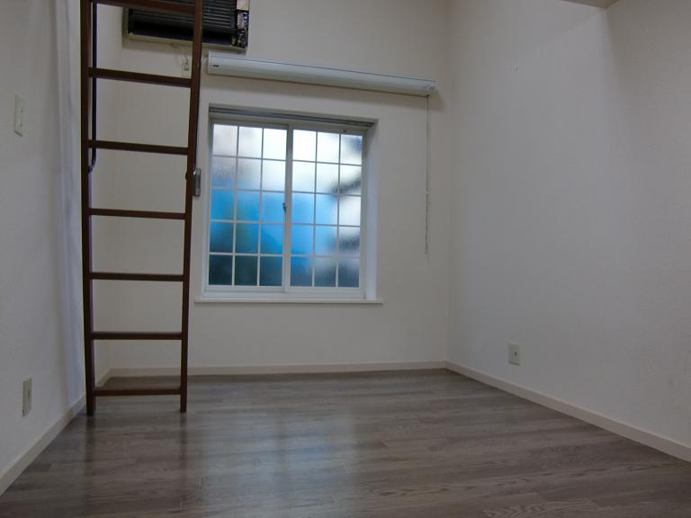 居室・リビング　落ち着いた色合いの床材を使用した居住空間