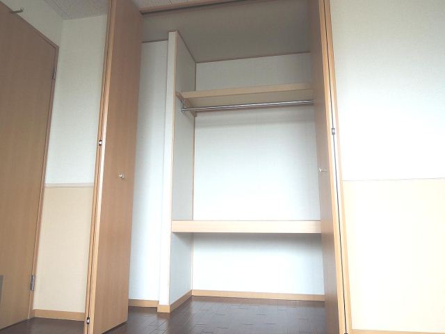 収納　３弾に分かれていて、使い易いクローゼットです。