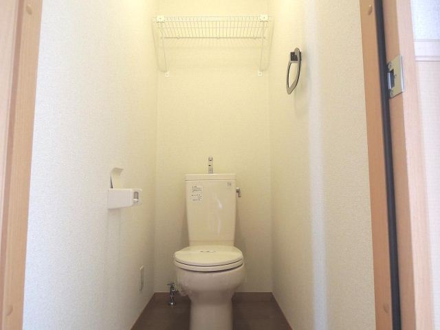 トイレ　上に棚もありますよ。