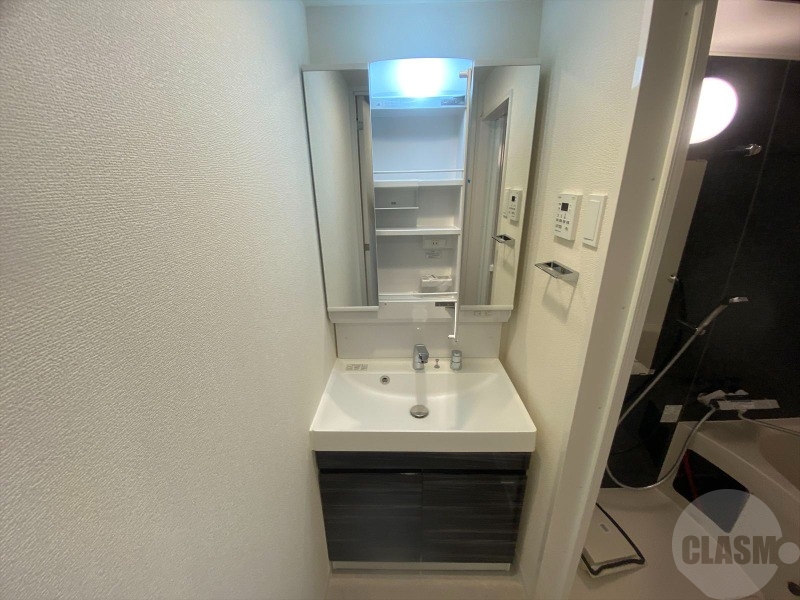 洗面設備　三面鏡＆シャンプードレッサー付き