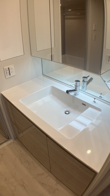 洗面設備　三面鏡付洗面化粧台