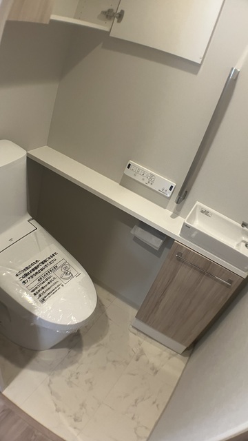 トイレ　温水洗浄便座・手洗いカウンター付