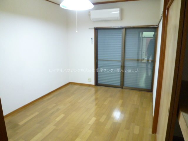 居室・リビング　エアコン・照明・物入付きの洋室６帖です♪