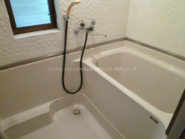 バス・シャワールーム　お風呂に窓付きで換気が出来てカビ発生の予防になります♪