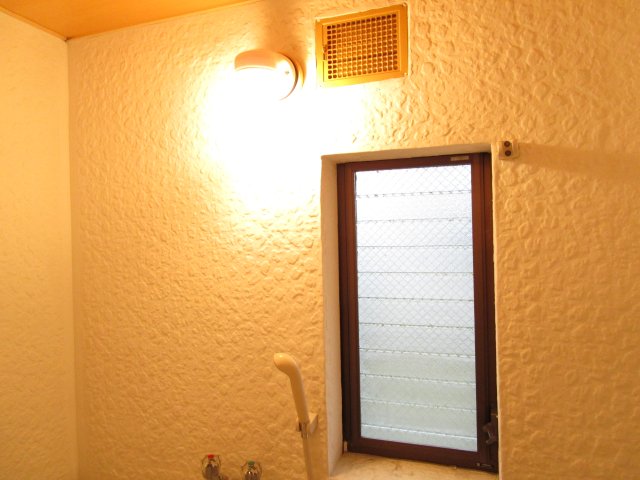 セキュリティ　お風呂のシャワーと窓です♪