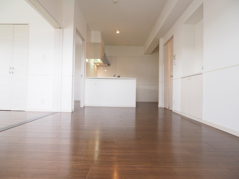 居室・リビング　リビング広々♪Ｌ字のカウンターキッチンが便利です。