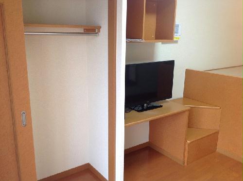 居室・リビング　１階：フローリング　２階：カーペット