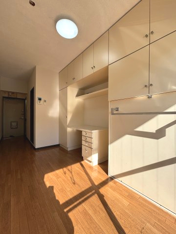 収納　☆収納がたくさんあるうえに、デスクも付いていて便利☆