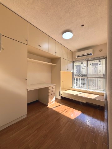 居室・リビング　☆備え付けベッド付きの洋室☆