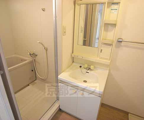 洗面設備　独立洗面台付きです