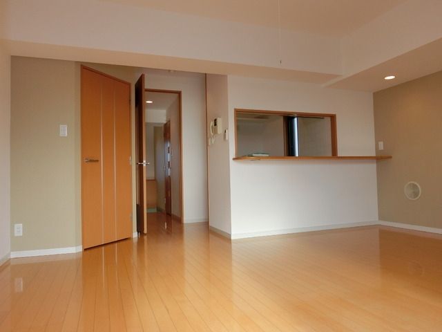 居室・リビング　ウォークインクローゼット　対面キッチン付き洋室