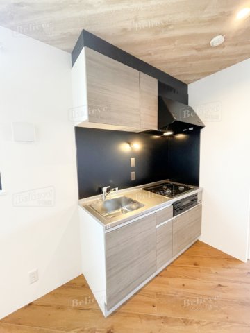 キッチン　3口コンロ・グリル付きの使いやすいシステムキッチンです♪