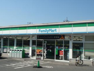 コンビニ　ファミリーマート調布緑ヶ丘店（コンビニ）まで673m