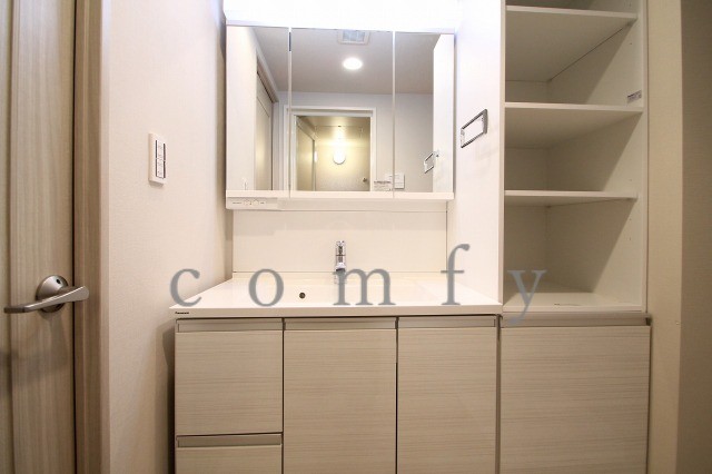 洗面設備　清潔感のあるパウダールーム