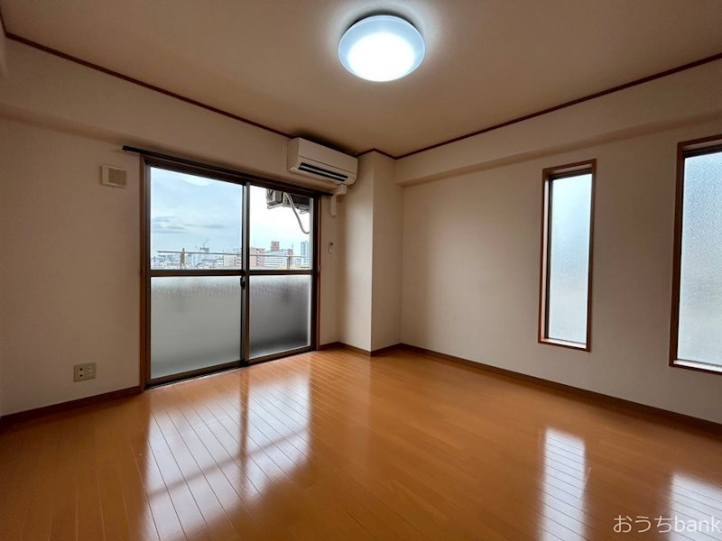 居室・リビング　窓からたくさん陽が差し込みます♪