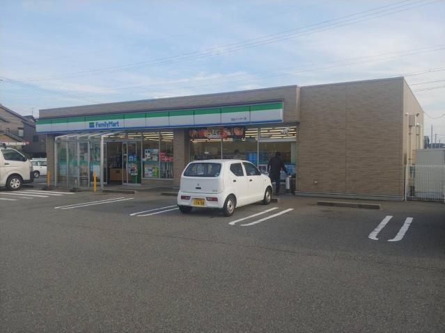 コンビニ　ファミリーマート白山インター店（コンビニ）まで296m