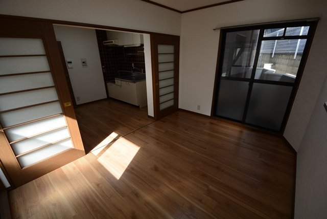 居室・リビング　床色が落ち着いた色合いでとてもきれいです！