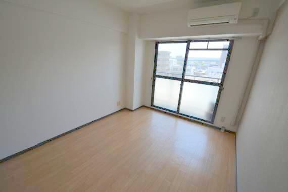 居室・リビング　朝には心地よい光が差し込む、このお部屋でお休みください。