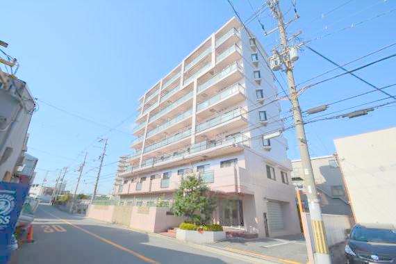 建物外観　存在感のある外観は落ちついた色合いで、堂々としていますね。