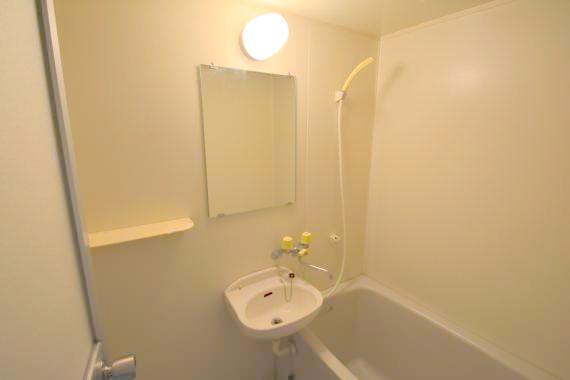 洗面設備　洗面台はバスルーム内です。