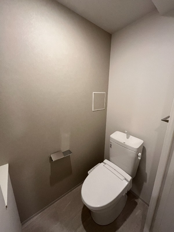トイレ　落ち着いた色調のトイレです