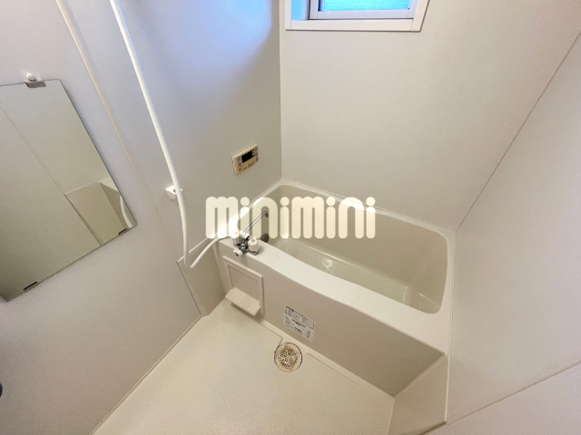 バス・シャワールーム　小窓の付いたバスルーム！