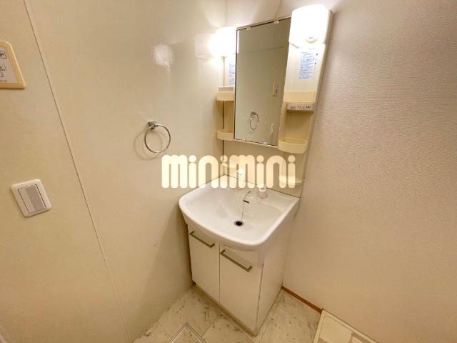 洗面設備　朝の支度に便利なシャンプードレッサー