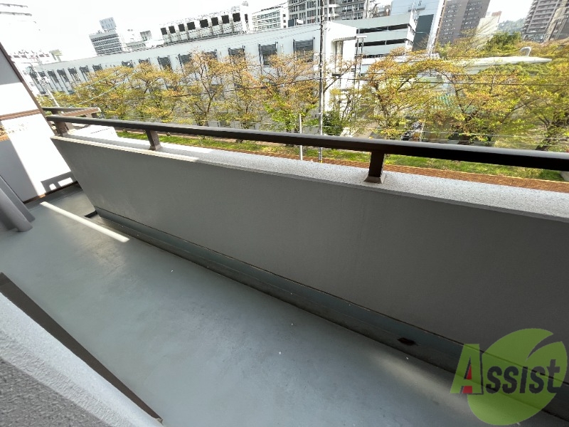 バルコニー　バルコニーは幅もあり洗濯物も干せそうですね。