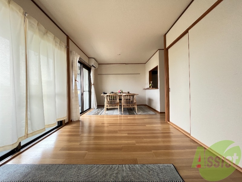 居室・リビング　こちら生活のメインとなる１６帖のＬＤＫになります。