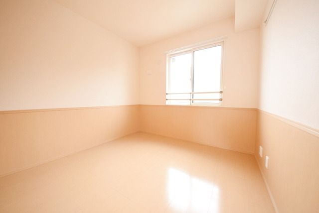 その他　5.3帖の明るい洋室です