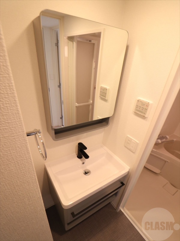 洗面設備　大きな鏡付きの洗面台