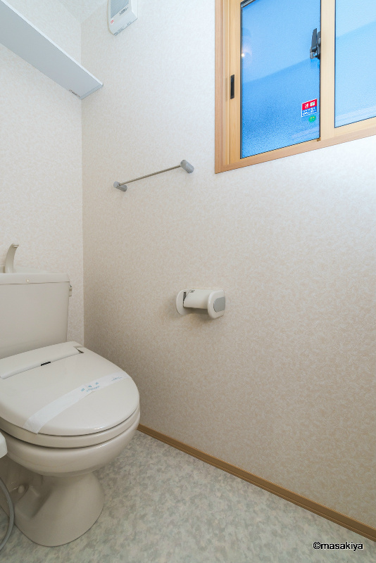 トイレ　トイレ　ウォシュレット付き。