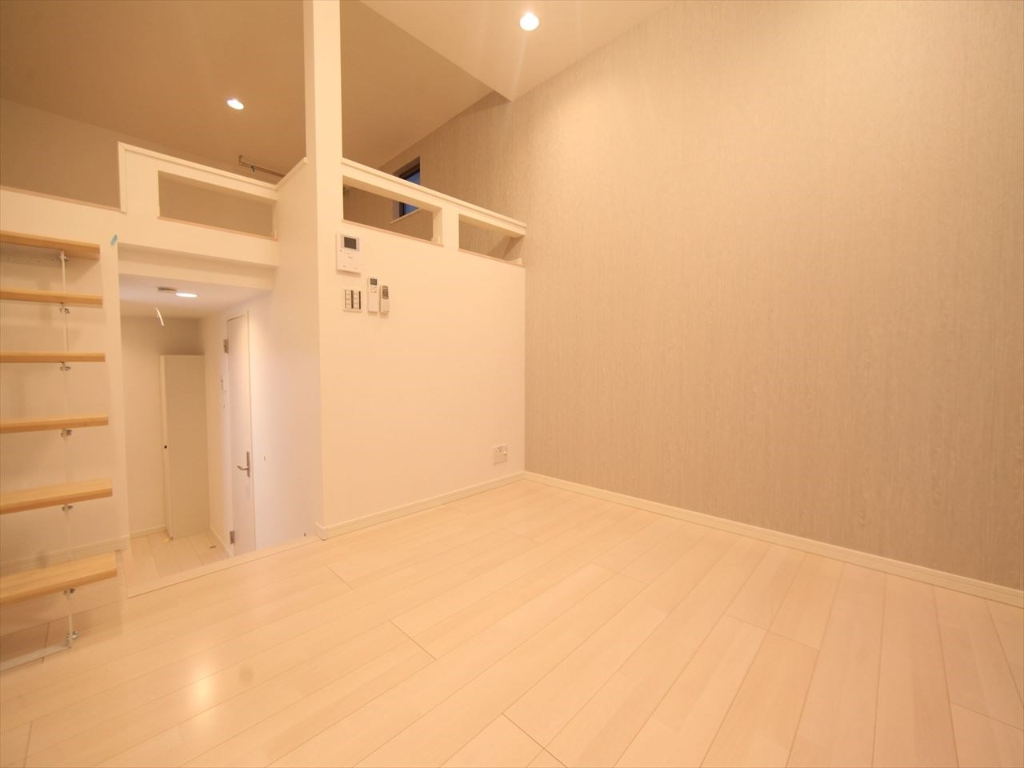 居室・リビング　洋室6.4帖　ロフト6.3帖（収納にも寝室にも使えます）