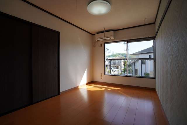 居室・リビング　同じ建物の別なお部屋