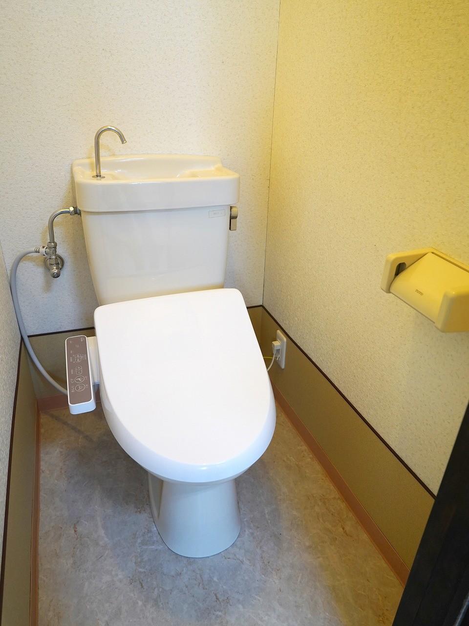 トイレ　温水洗浄便座付きです。