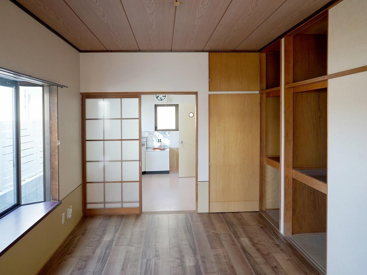 その他部屋・スペース　真ん中のリビングも出窓があるため、明るいです。