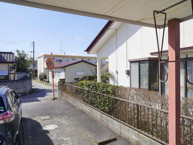 眺望　南側が駐車場であるため、明るい陽射しが入ります。