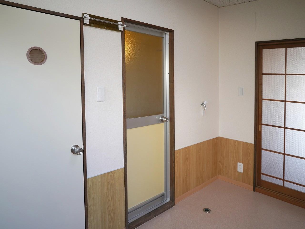 その他設備　室内に洗濯機を置けます。