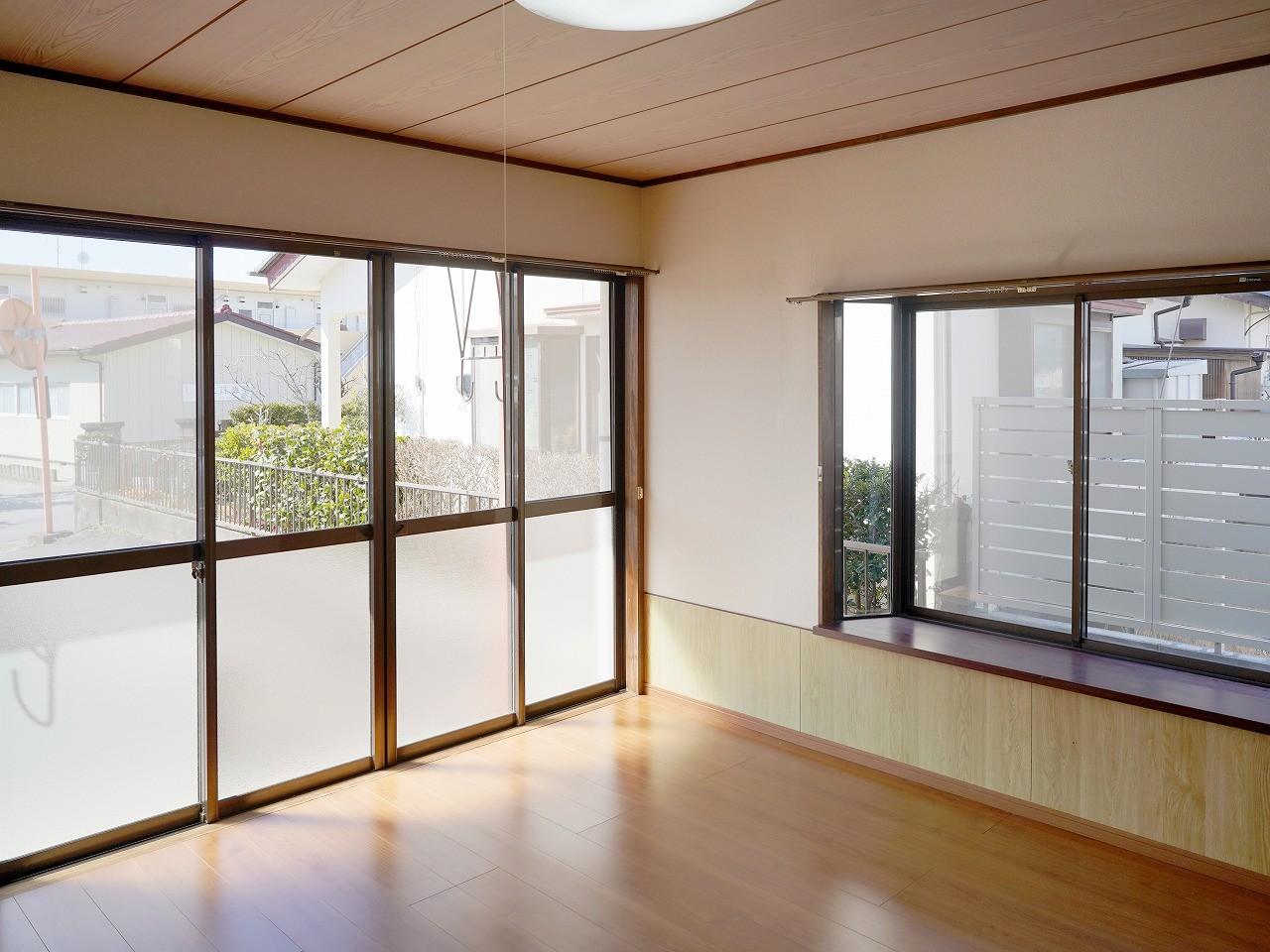 居室・リビング　南側と西側の二方面採光で明るいリビング