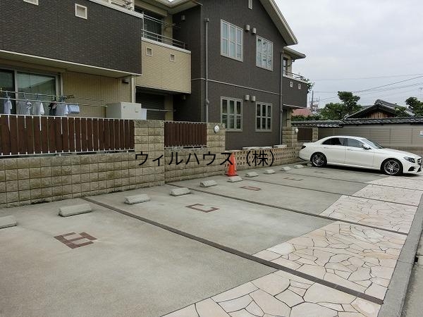 駐車場　敷地内駐車場！