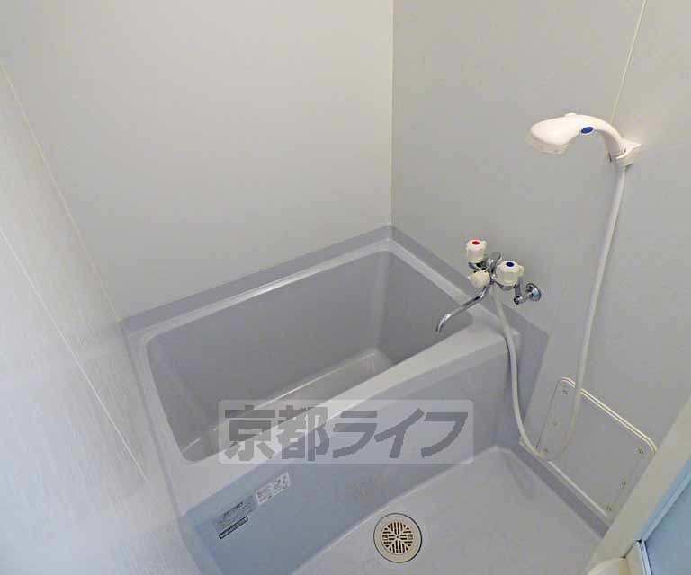 バス・シャワールーム　広々とした浴室です。