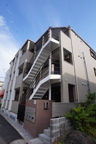 建物外観　駅から一直線の安心な道路