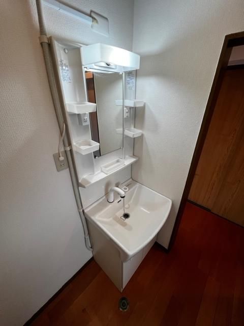 洗面設備　朝の支度にも助かる、独立の洗髪洗面化粧台