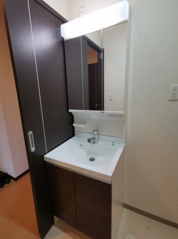 洗面設備　シャンドレ付き洗面化粧台と室内洗濯機置き場