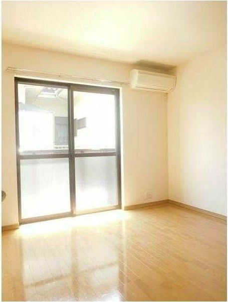 居室・リビング　別号室参考写真です