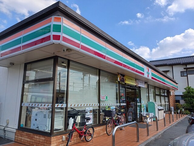 コンビニ　セブンイレブン（コンビニ）まで196m