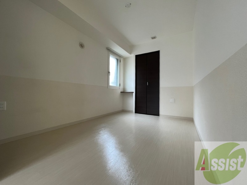 その他部屋・スペース　５帖の洋室です。広々として、きれいですね。