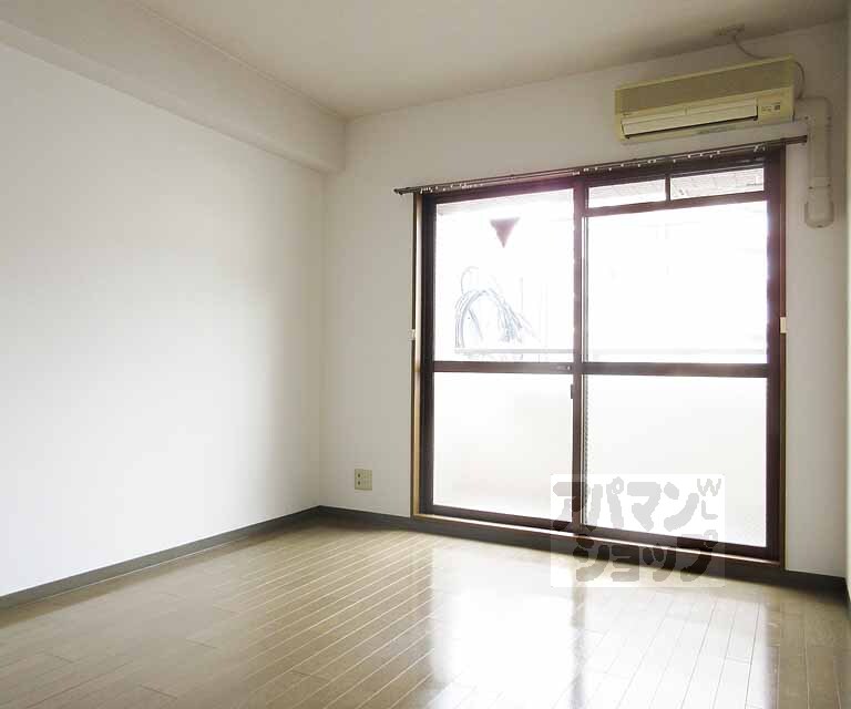 居室・リビング　明るく開放的なお部屋。