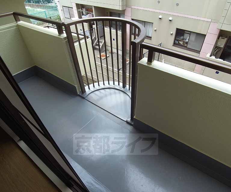 バルコニー　両面バルコニーで洗濯物も楽々置けちゃいます