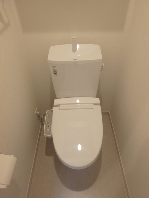 トイレ　上部に収納もあります。